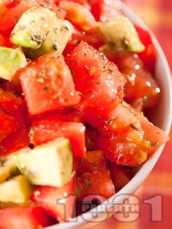 Свежа лятна салата с домати, авокадо и сушен риган - снимка на рецептата